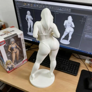 3D-печать: Простая декоративная фигурка для рабочего стола, гостиной, спальни — красивая девушка с длинными кудрявыми волосами, на высоких каблуках, слегка полная.