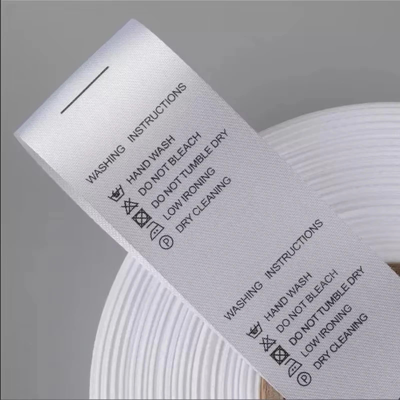 Maxsus logotip kiyim-kechak parvarishi yorligʻi bosilgan atlas lenta 100% polyester chaqaloq parvarishi yorliqlari