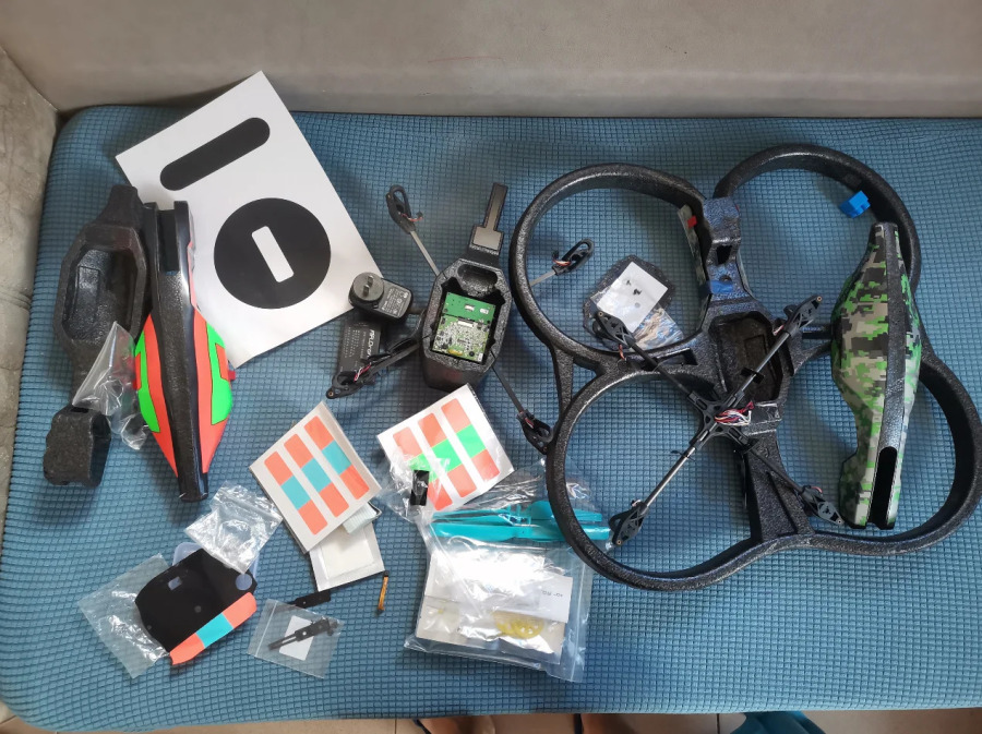 Parrot AR Drone 2.0 Rc Quadcopter, barcha aksessuarlar, asosiy ramka, anakart, kamera, ultratovush moduli va boshqalarni qismlarga ajratish.