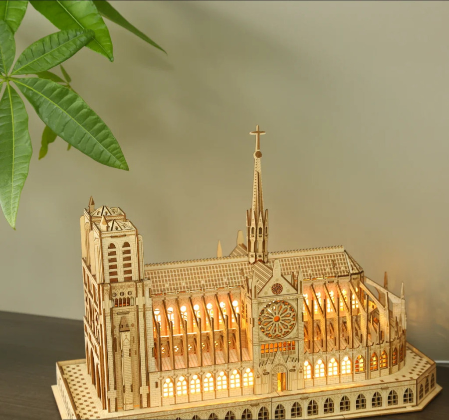 Dunyoga mashhur yogʻochdan yasalgan 3D Notr-Dam sobori boshqotirmasi geografiyani oʻrgatishda yordam beradi