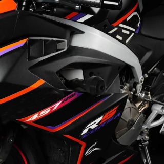 Aprilia RS457 2024, RS 457 2025 uchun: Dvigatel va ramkani himoya qilish uchun yangi slayderlar, zarbaga chidamli prokladkalar, parda himoyasi