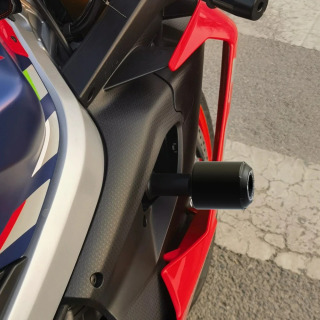 Aprilia RS660 2021-2026 mototsiklning tushishidan himoya qiluvchi dvigatel ramkasi slayderi qoʻriqchisi yon himoyasi uchun javob beradi