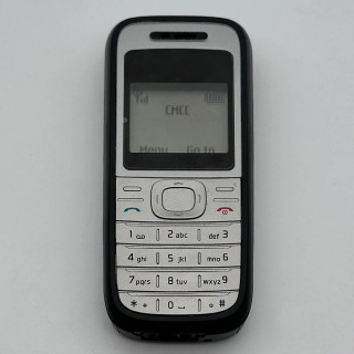 Original 1200 mobil telefon, qulfdan chiqarilgan 2G GSM 900/1800 mobil telefoni. Finlyandiyada ishlab chiqarilgan 2007. Shimoliy Amerikada ishlamaydi.
