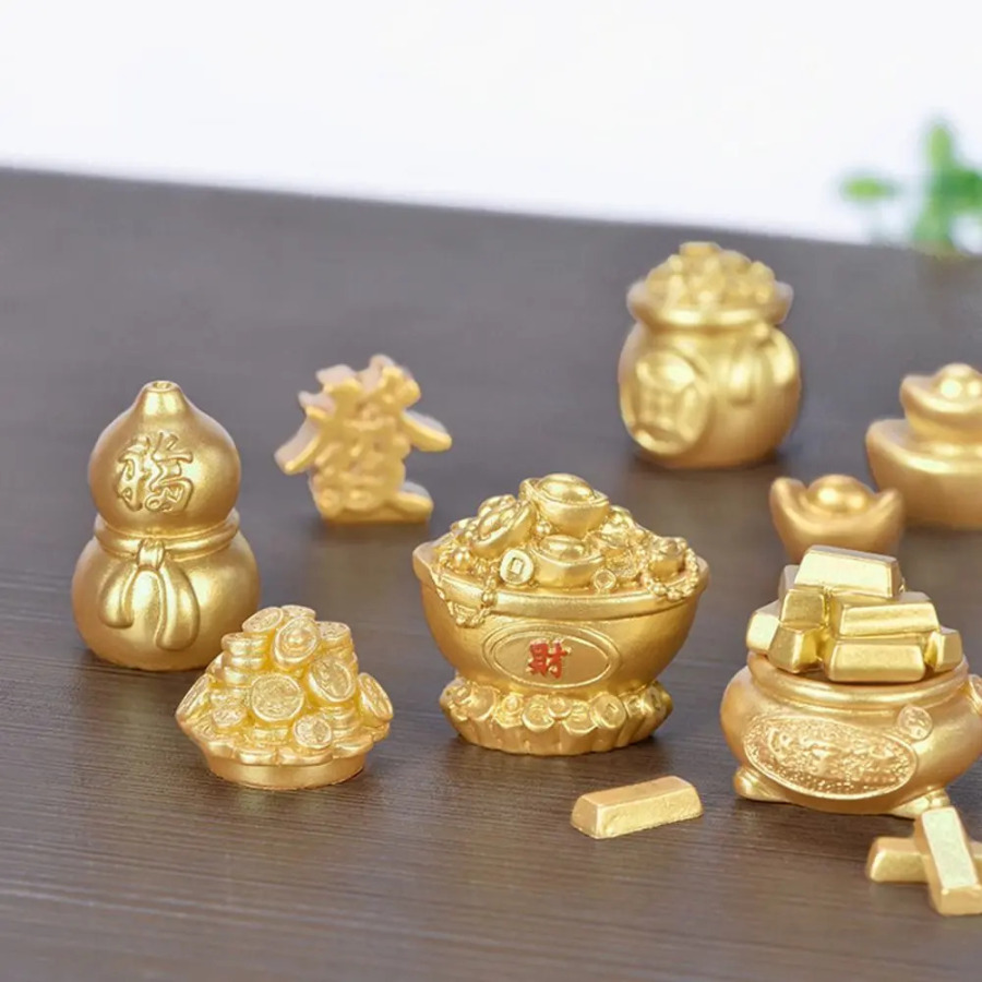 Новогодние украшения для рабочего стола: DIY-фигурки из смолы, талисманы удачи, маленькие декоративные статуэтки для дома