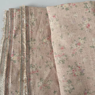DIY hunarmandchilik va tikuvchilik uchun gulli bosma pushti zigʻir paxta mato.