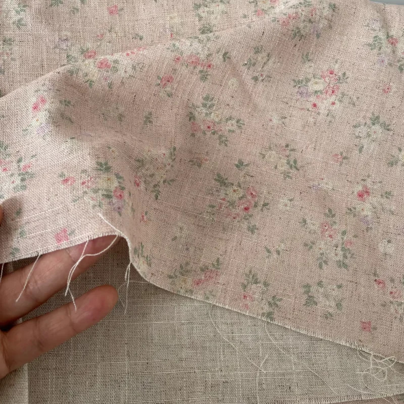 DIY hunarmandchilik va tikuvchilik uchun gulli bosma pushti zigʻir paxta mato.