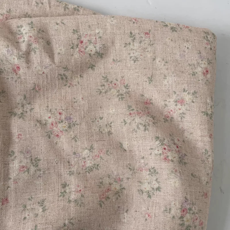 DIY hunarmandchilik va tikuvchilik uchun gulli bosma pushti zigʻir paxta mato.