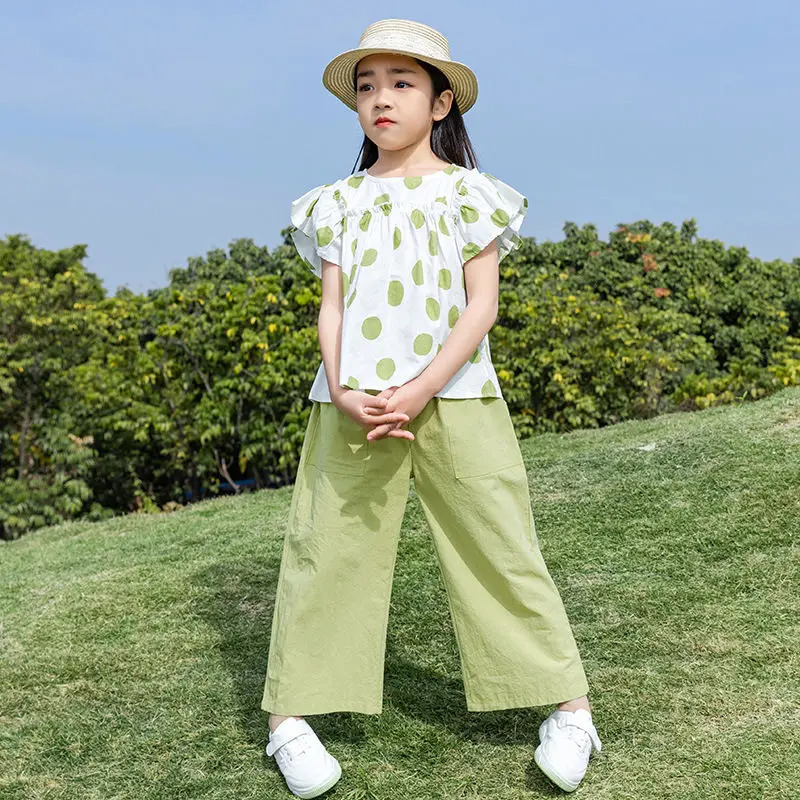 7 yoshdan 12 yoshgacha boʻlgan bolalar kiyimlari. Bolalar uchun yozgi toʻplam 4 ta qizlar uchun liboslar. 10 yoshli oʻsmir qizlar uchun bolalar futbolkasi. Yuqori pastki 8-14 yosh.