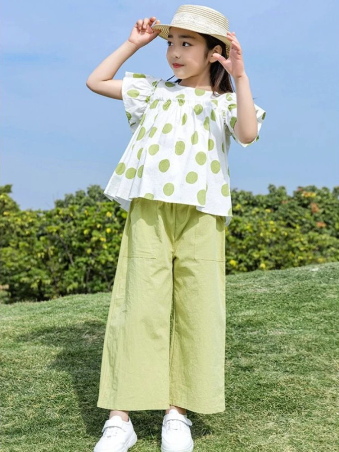 7 yoshdan 12 yoshgacha boʻlgan bolalar kiyimlari. Bolalar uchun yozgi toʻplam 4 ta qizlar uchun liboslar. 10 yoshli oʻsmir qizlar uchun bolalar futbolkasi. Yuqori pastki 8-14 yosh.