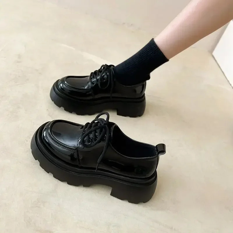 Ayollar platformasi yassi poyafzallari kuzgi qora loaferlar Moda qulay charm poyafzallari ochiq havoda dantelli Oksford Zapatos Mujer