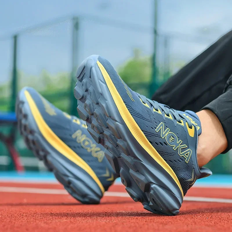 YANGI sport krossovkalari Erkaklar uchun oddiy marafon uglerodli plastinka krossovkalari Nafas oladigan engil ayollar uchun qulay sport poyafzallari sirpanmaydigan